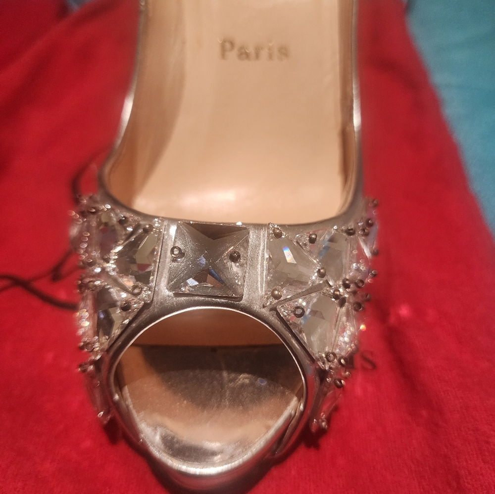 Authentic Christian louboutin bling pump size 38. Dust bag only, no box. - Picture 12 of 14